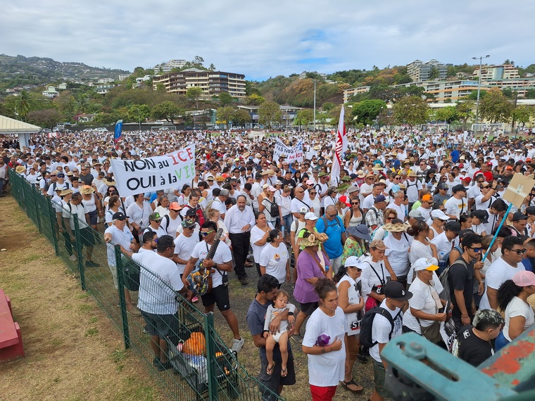 La foule réunie au stade Willy-Bambridge avant le départ.