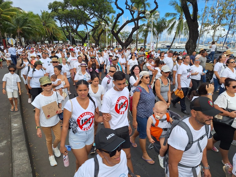 Plusieurs milliers de personnes ont manifesté dans les rues de Papeete. Plusieurs milliers de personnes ont manifesté dans les rues de Papeete.
