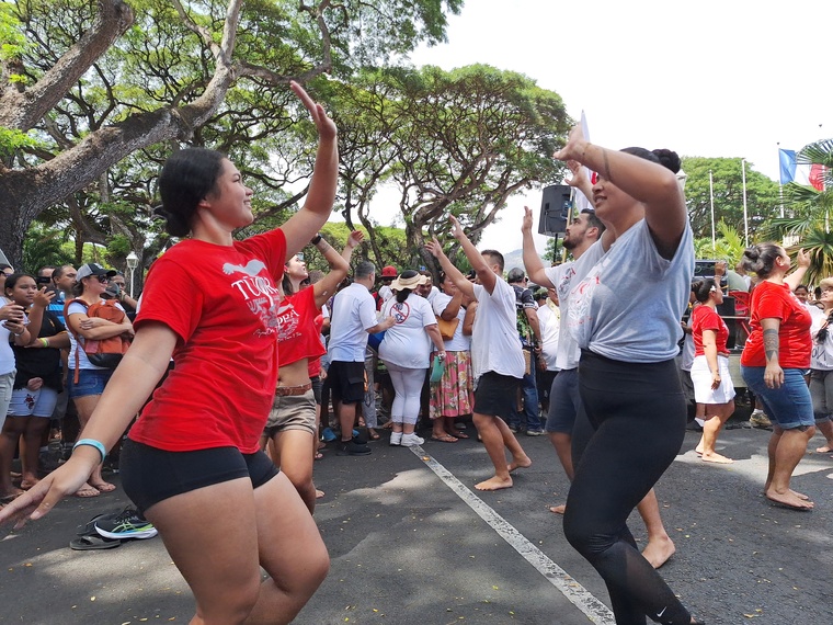 'Aparima des danseurs de Teva i Uta sur l’avenue Pouvana’a a Oopa. 'Aparima des danseurs de Teva i Uta sur l’avenue Pouvana’a a Oopa.