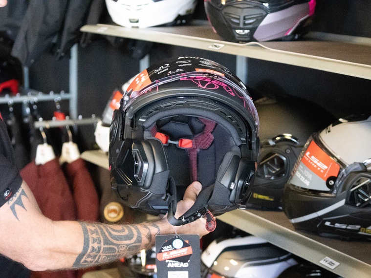 Les opérations de renouvellement de casques permettent aux scootéristes de remplacer un modèle vétuste par un casque homologué et sûr. ©DM Les opérations de renouvellement de casques permettent aux scootéristes de remplacer un modèle vétuste par un casque homologué et sûr. ©DM