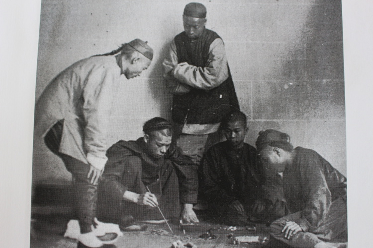 Un groupe de joueurs fait des paris dans la rue pris dans les années 1870. Crédit John Hall.