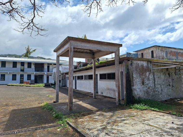 Douze bâtiments seront désamiantés et 16 seront démolis. Douze bâtiments seront désamiantés et 16 seront démolis.