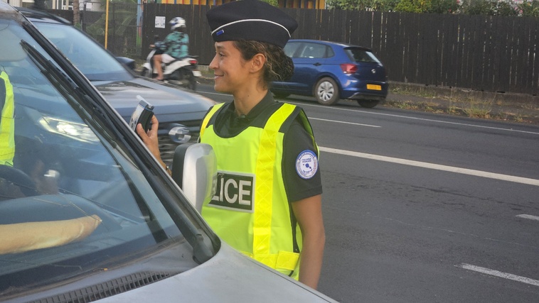 Le contrôle d’alcoolémie est négatif. Vahine Fierro peut laisser le conducteur poursuivre sa route, avec le sourire. Le contrôle d’alcoolémie est négatif. Vahine Fierro peut laisser le conducteur poursuivre sa route, avec le sourire.