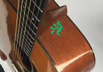 La douane égyptienne gribouille sur la guitare du chanteur Bryan Adams La douane égyptienne gribouille sur la guitare du chanteur Bryan Adams