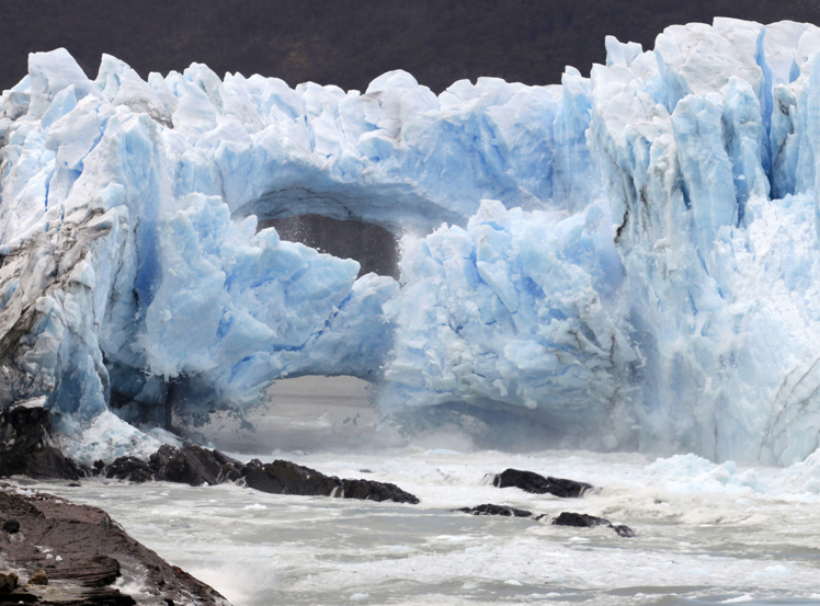 Spectaculaire rupture d'une arche de glace en Patagonie Spectaculaire rupture d'une arche de glace en Patagonie