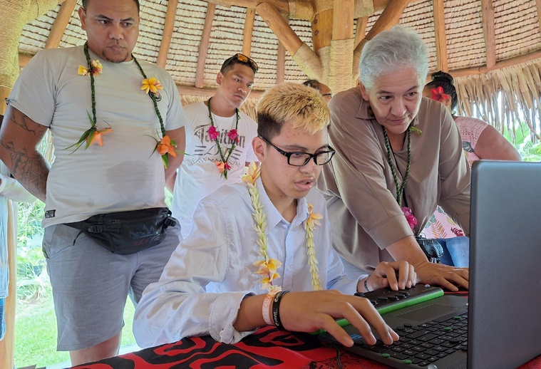 “Ça me rassure pour les cours et les stages”, confie Sun Ebbs, lycéen non-voyant, mais motivé (Crédit : Anne-Charlotte Lehartel).