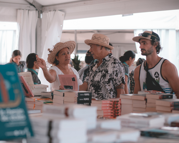 Le Salon du livre “Lire en Polynésie” fête ses 25 ans à Tahiti, mêlant rencontres d’auteurs, ateliers pour enfants et innovations numériques pour préparer l’avenir de la lecture.  ©Salon du livre