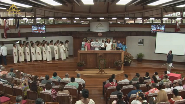 Bienvenue à l'assemblée nationale de Maohi Nui proclame la banderole.