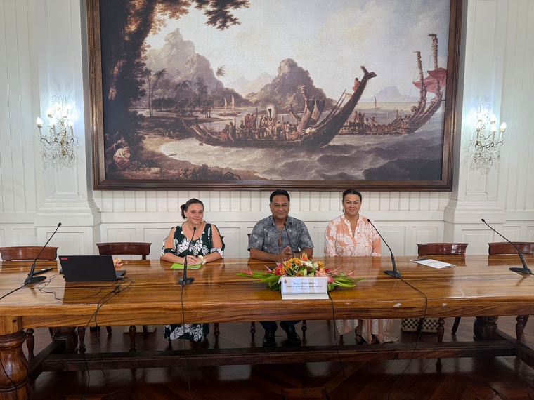 le ministre Ronny Teriipaia entouré de la directrice du musée à droite, Hinanui Cauchois, et de la chargée de communcation, Miriama Speth, à gauche. Une équipe solide pour un évènement dédié à la culture du fenua.