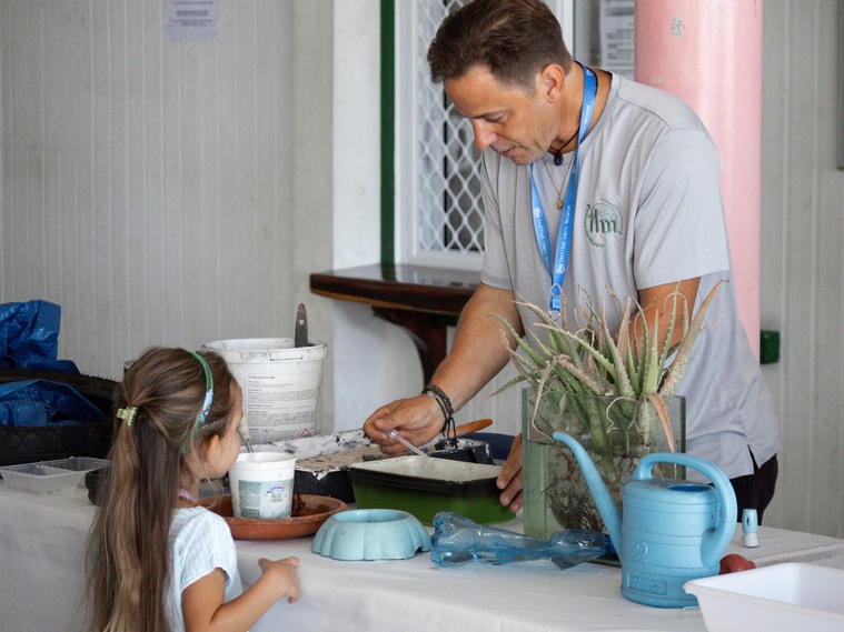 Lors de la matinée de sensibilisation, les habitants ont pu en apprendre davantage sur le cycle de vie du moustique. ©DM Lors de la matinée de sensibilisation, les habitants ont pu en apprendre davantage sur le cycle de vie du moustique. ©DM