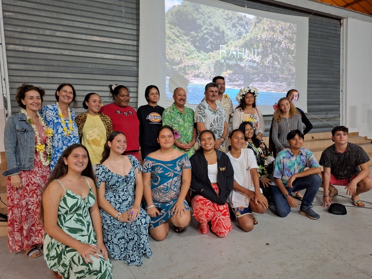 Retrouvailles à Tautira pour une partie de l’équipe du film “Rāhui, le lagon en partage”. Crédit : Anne-Charlotte Lehartel.