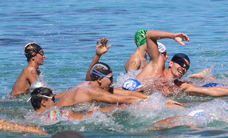 Naël Roux (bras levé) a dominé la première édition du Knockout Sprint 3 km chez les messieurs.