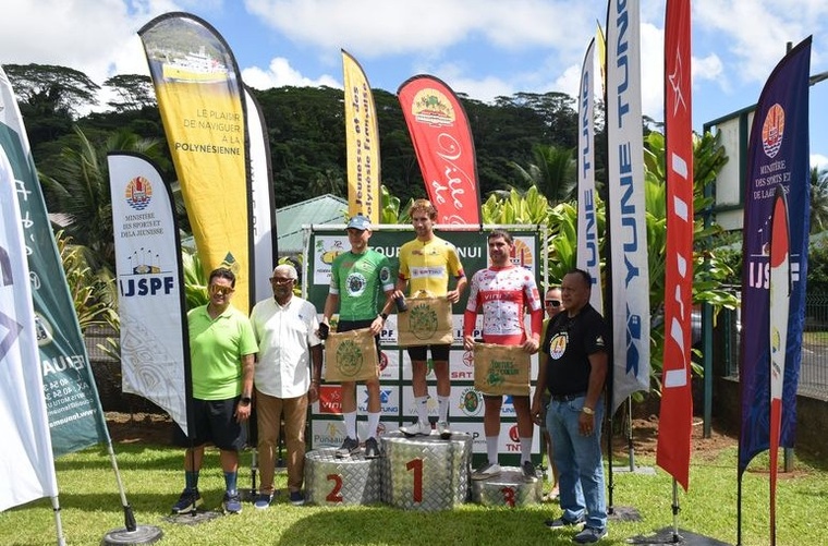 Le podium masculin avec son premier maillot jaune. Le podium masculin avec son premier maillot jaune.