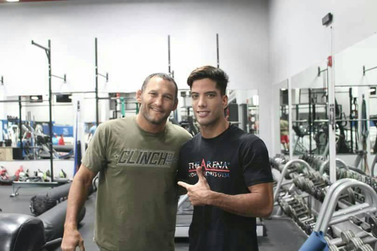 Raihere Dudes avec Dan Henderson, star de l'UFC