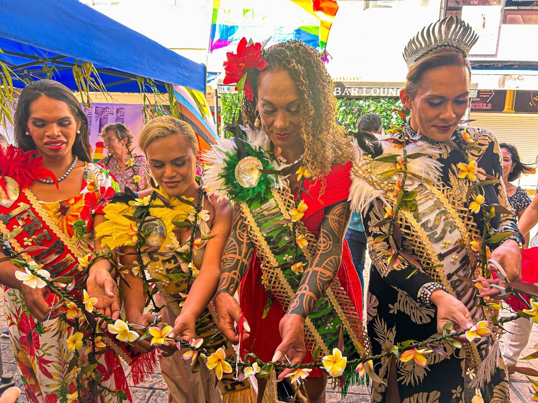 Mégane Homai, Miss T Tahiti, ses dauphines et Miss Heiva apportent une touche de couleur lors de l’ouverture de Fare Te Aroha, au cœur de Papeete. ©DM