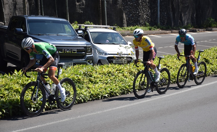 Taruia Krainer actuel deuxième au classement général encadre le maillot jaune avec son coéquipier Maxime Jolly.