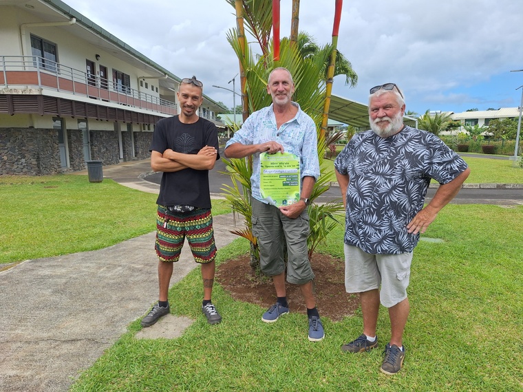 Gilbert Baron, président du collectif Tū Mana Ora, entouré de Heifara et Daniel, patients de la Presqu’île à l’initiative d’un projet d’association (Crédit : Anne-Charlotte Lehartel).