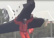 Est-ce un oiseau ? Un avion ? Non, une cuvette de WC !