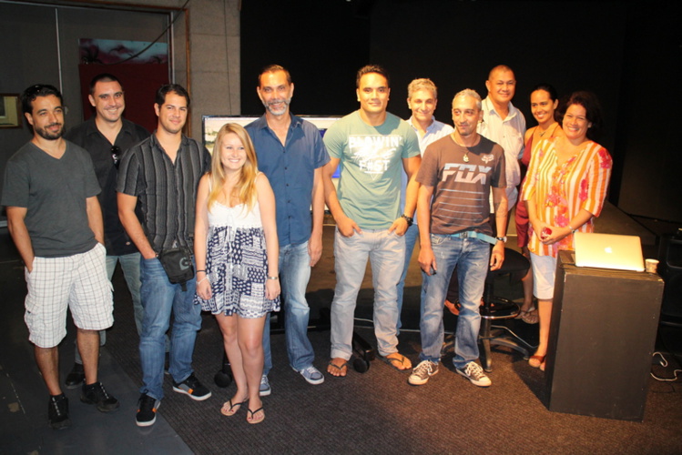 Photo de famille de l'équipe de TNTV. Photo de famille de l'équipe de TNTV.