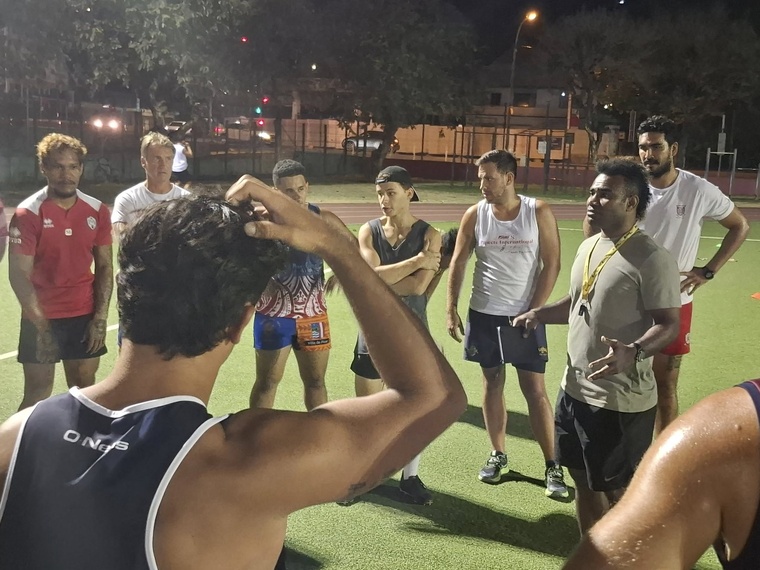 Jerry Tuwai a pu donner des conseils intéressants aux joueurs et joueuses de rugby.