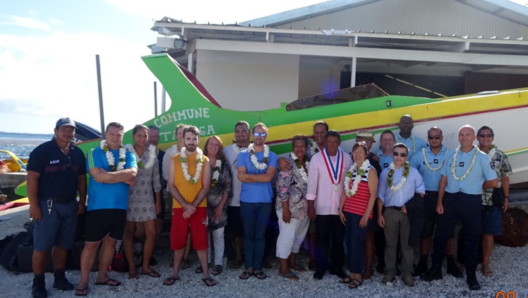 Les missionnaires ont été accueillis par le maire de Taenga, aux côtés des cinq gendarmes de la brigade territoriale des Tuamotu-Centre (BTTC) en mission eux aussi sur l'atoll.