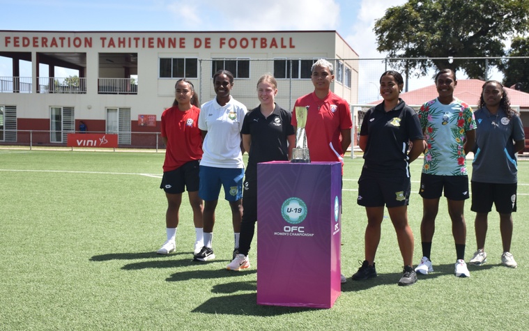 Les capitaines des sélections réunis autour du trophée des champions.