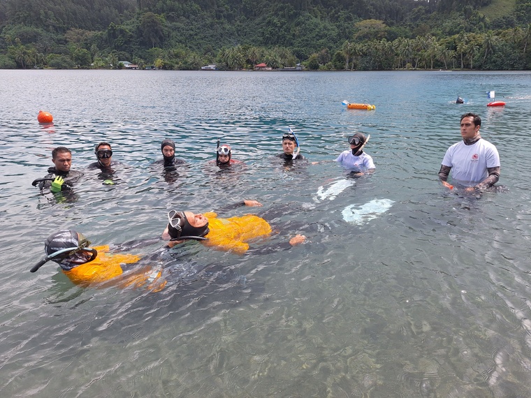 Les bons gestes à adopter par un coéquipier en cas de syncope (Crédit : Anne-Charlotte Lehartel). Les bons gestes à adopter par un coéquipier en cas de syncope (Crédit : Anne-Charlotte Lehartel).