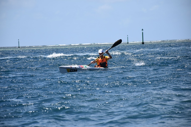 Hector Henot a remporté l’étape de kayak et devance même les va’a.