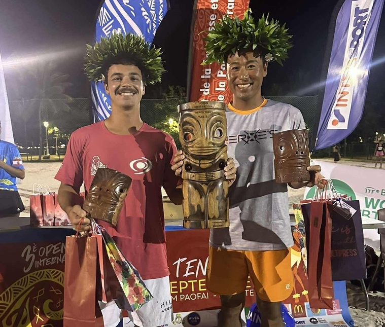 Le Brésilien Augusto Simoneto (à G) et le Japonais Hiroyuki Tomioka (à D) ont dominé le tableau double messieurs.