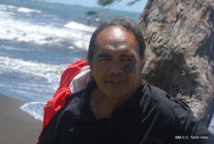 Ismaël Huukena selance dans une traversée à la nage en solitaire entre Teahupoo et Punauuia