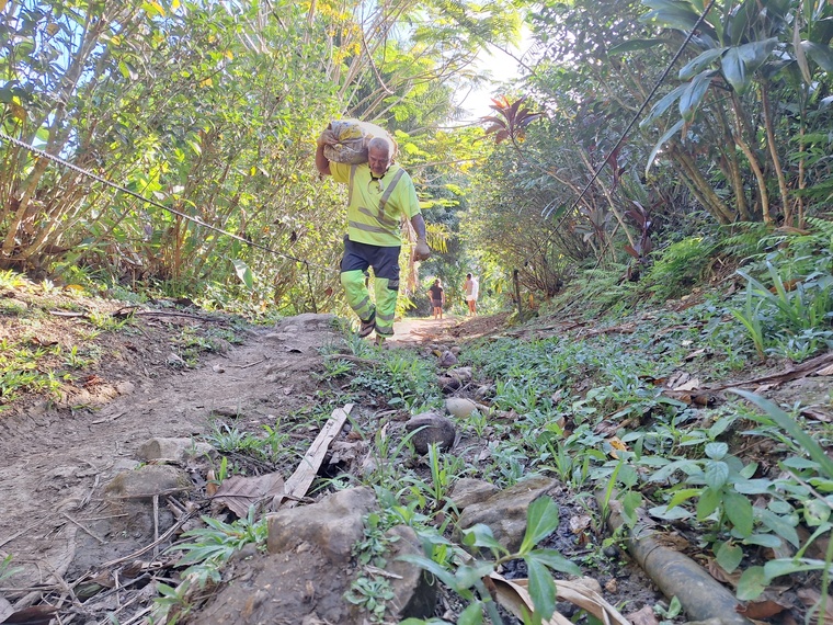 Les habitants des hauteurs portent leurs courses à bout de bras ou sur le dos (Crédit : Anne-Charlotte Lehartel).