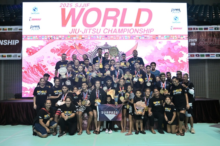 Une belle photo de famille sur le podium du World Jiu-Jitsu Championship (Crédit : Facebook/Team Surpass).