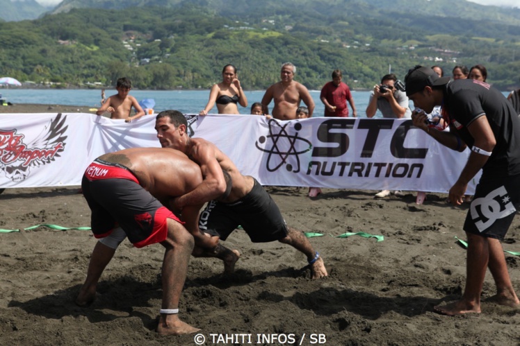 Très bon en jiu jitsu, il a également brillé en lutte et en beach wrestling Très bon en jiu jitsu, il a également brillé en lutte et en beach wrestling