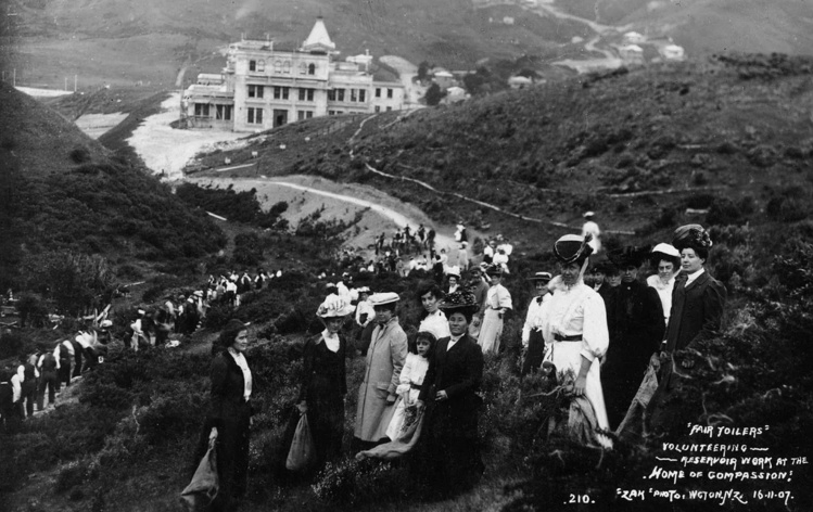 Preuve de la popularité de Suzanne dans toute la société néo-zélandaise, une cohorte de volontaires participe, en 1907, à la construction du château d’eau de la “Maison de la Compassion”. Preuve de la popularité de Suzanne dans toute la société néo-zélandaise, une cohorte de volontaires participe, en 1907, à la construction du château d’eau de la “Maison de la Compassion”.