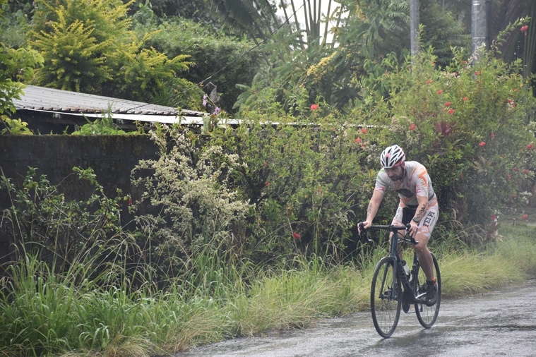 La route glissante a été bien maitrisée par les triathlètes.