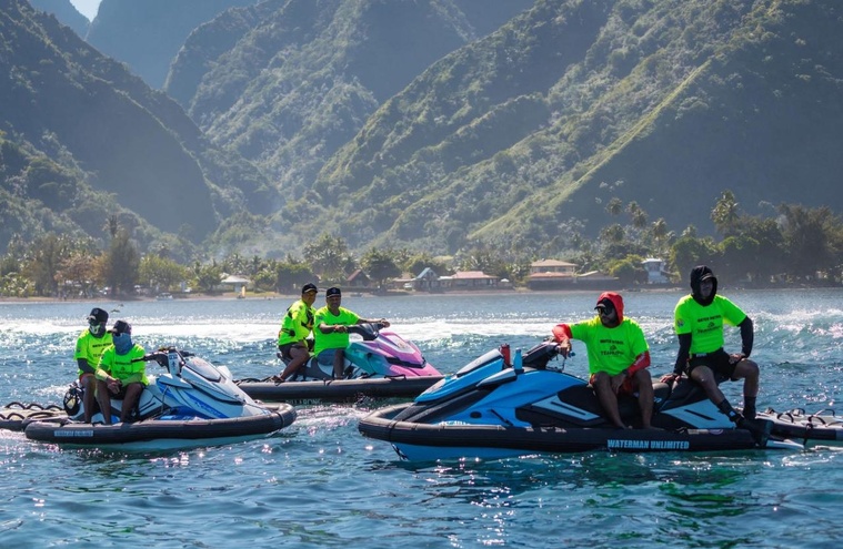 Pilotes et grabbeurs parés à intervenir dès que les surfeurs sont en difficulté (Crédit : Manea Fabisch).