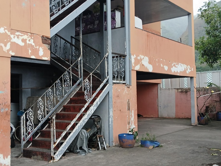 L’immeuble a été construit courant 1977. Selon Me Eftimie-Spitz, avocate d'Elisabeth, locataire en contentieux avec le propriétaire, Christian Pothier, plusieurs appartements loués sont “dans l’insalubrité la plus totale”.