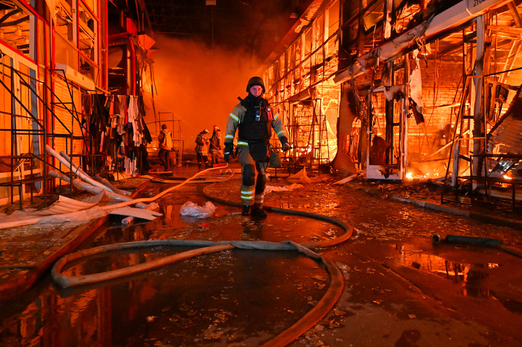 Les pompiers ukrainiens luttent pour éteindre un incendie qui ravage le marché de Barabashovo à la suite d'une frappe aérienne à Kharkiv, le 1er octobre 2025, dans le contexte de l'invasion russe en Ukraine. SERGEY BOBOK / AFP
