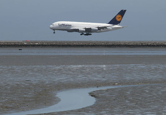 Le pilote d'un avion Airbus A380 de la compagnie allemande Lufthansa a affirmé qu’un drone était passé à environ 60 mètres au-dessus de l’appareil alors qu'il se dirigeait vers des pistes d’atterrissage. JUSTIN SULLIVAN / AFP