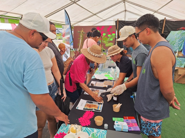 Paraha pēue et crevettes fumés en fête  