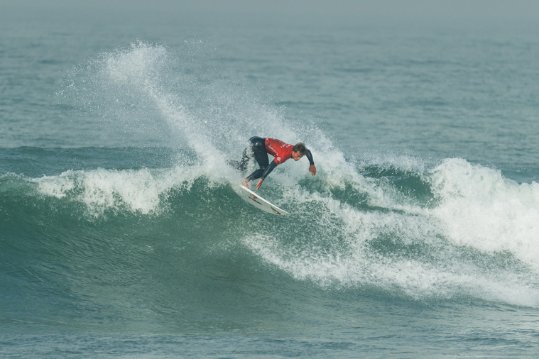Kauli Vaast s’est qualifié pour les huitièmes de finale de l’EDP Ericeira Pro. Kauli Vaast s’est qualifié pour les huitièmes de finale de l’EDP Ericeira Pro.