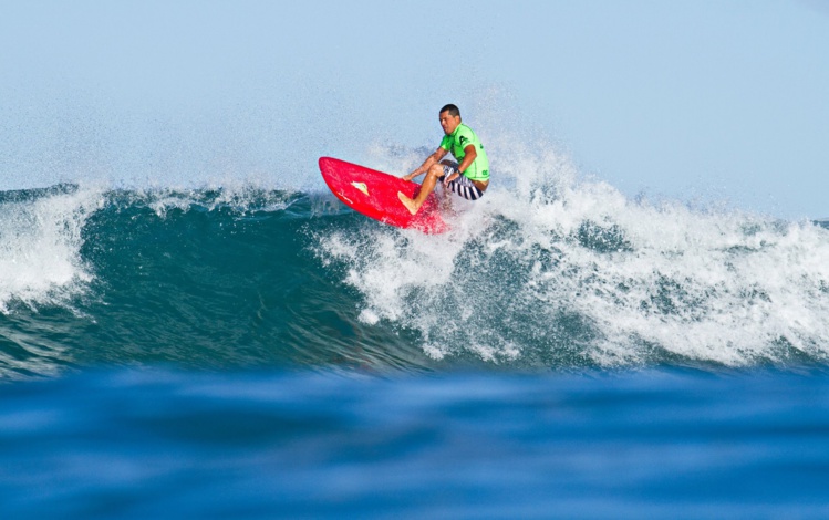 Manoa Drollet en action à Piha Beach © Cory Scott Manoa Drollet en action à Piha Beach © Cory Scott