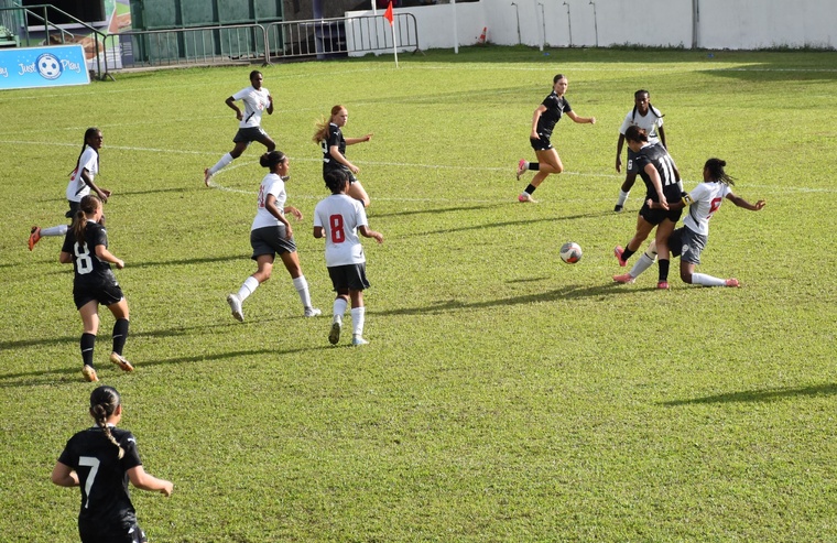 Les Néo-Zélandaises ont dominé pratiquement tout le match malgré un retour en seconde période des Calédoniennes. Les Néo-Zélandaises ont dominé pratiquement tout le match malgré un retour en seconde période des Calédoniennes.