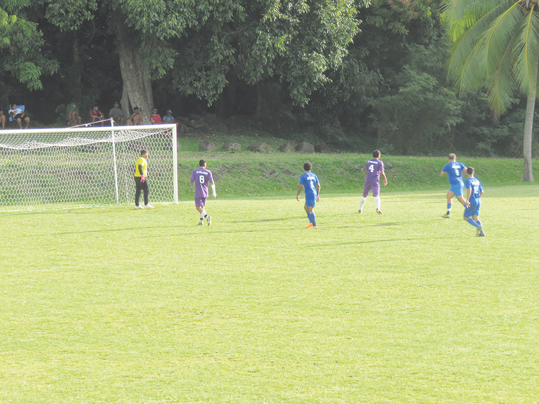 Football - Mira butte sur Tiare Hinano à Moorea