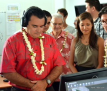 Le ministre découvre les dessins animés réalisés par les élèves pour les partenaires de l'école