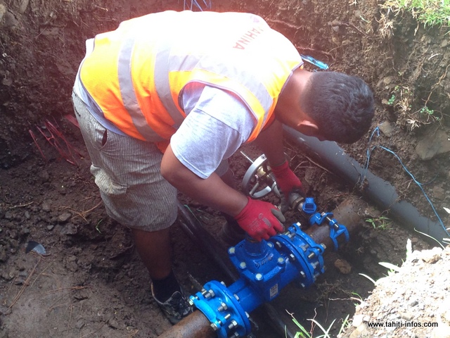 Tous les jours, les techniciens de la régie de l'eau interviennent sur le secteur de Mahinarama pour éviter que les bassins ne se vident.