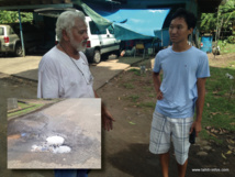 Sur la photo, Gérard Tuahine (en blanc) explique sa situation à Warren Afo, élu en charge de l'eau à Mahina Sur la photo, Gérard Tuahine (en blanc) explique sa situation à Warren Afo, élu en charge de l'eau à Mahina