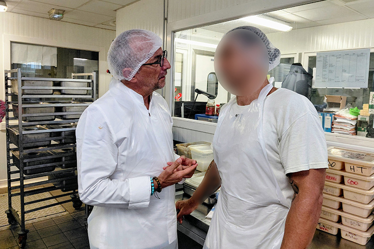 “Il parle à des cuisiniers et non pas à des détenus”