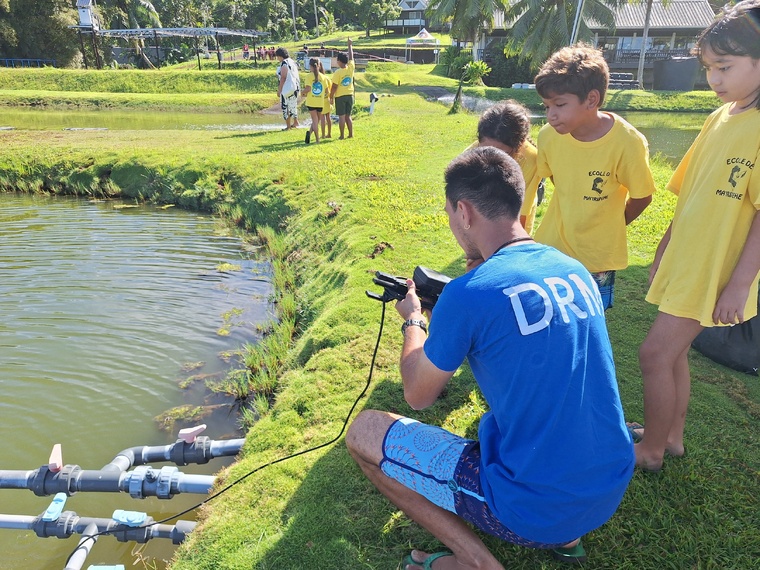 Mesure de la température, de la salinité et du pH à l’aide d’une sonde. Mesure de la température, de la salinité et du pH à l’aide d’une sonde.