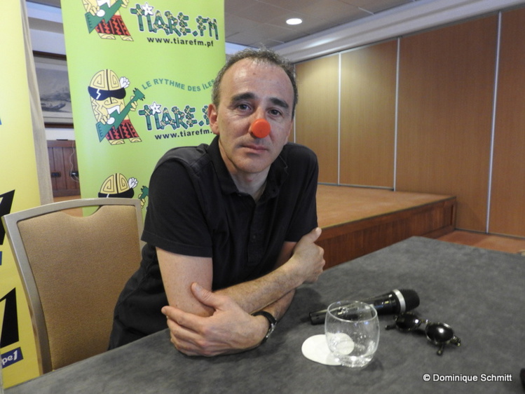 Avec ou sans son nez rouge, l'humoriste vous attend pour "partager" son nouveau one-man show. Avec ou sans son nez rouge, l'humoriste vous attend pour "partager" son nouveau one-man show.